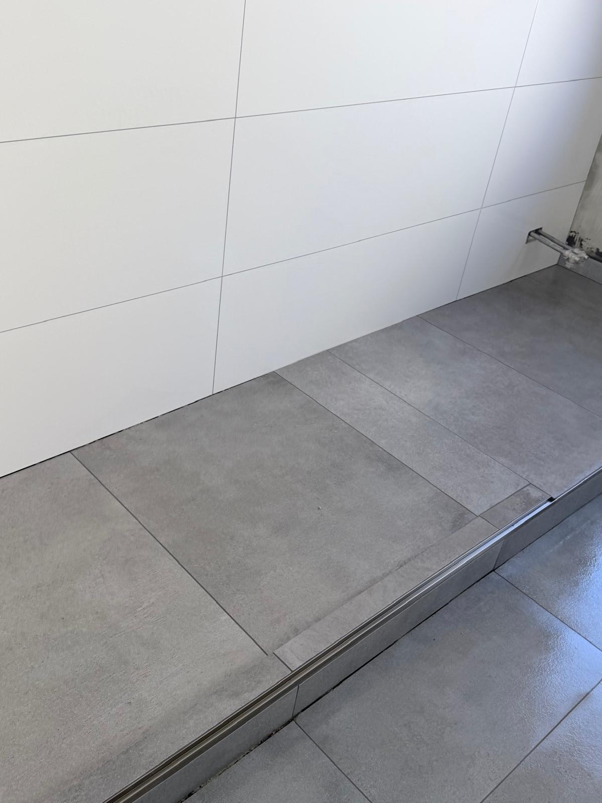 Bodengleiche Dusche mit Edelstahlrinne im Bad Vaihingen an der Enz